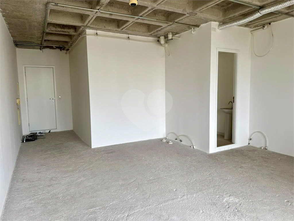 Sala Comercial à Venda ou locação no Bairro Pompéia – 40 m² com 1 Vaga de Garagem e sacada, 