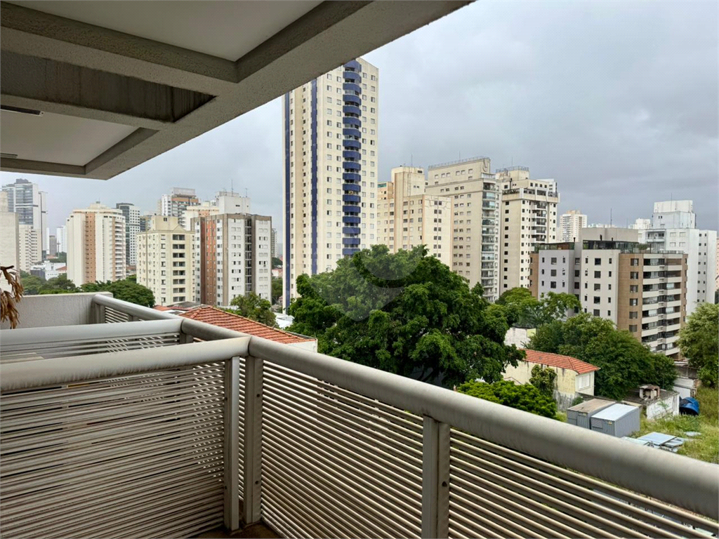 Sala Comercial à Venda ou locação no Bairro Pompéia – 40 m² com 1 Vaga de Garagem e sacada, 