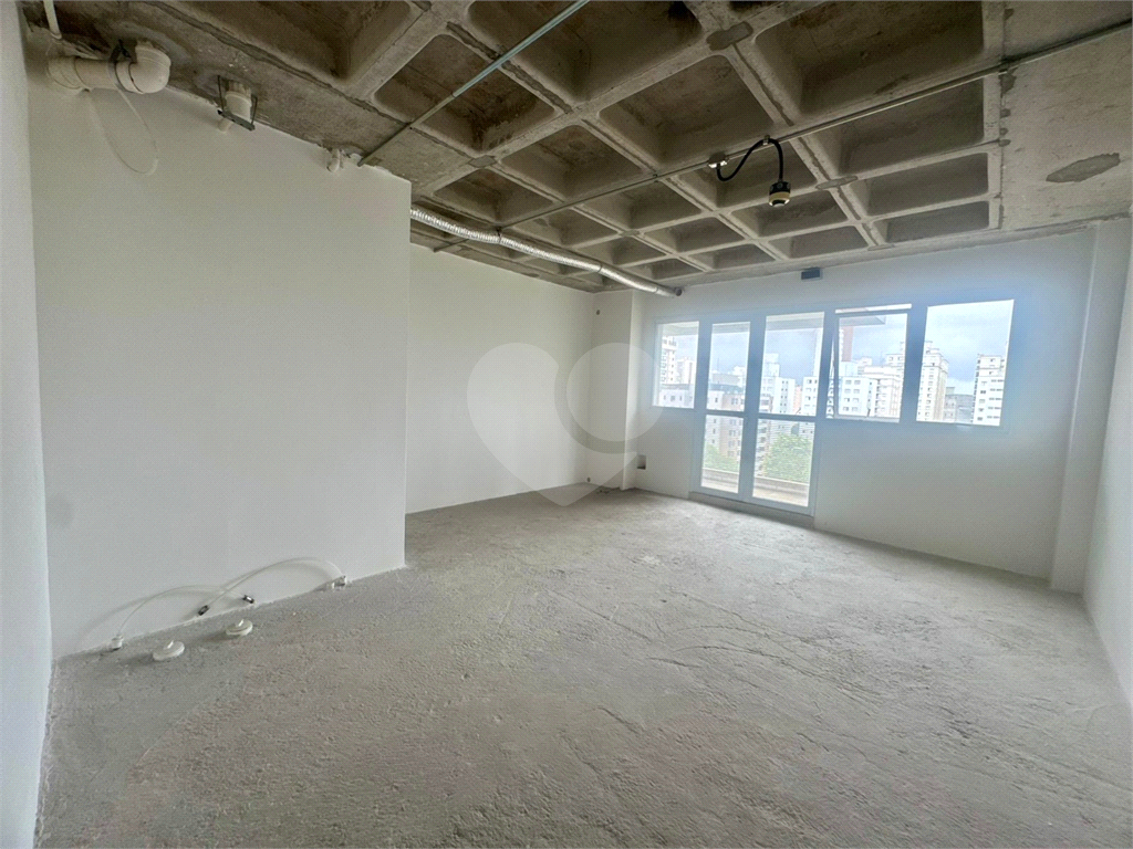 Sala Comercial à Venda ou locação no Bairro Pompéia – 40 m² com 1 Vaga de Garagem e sacada, 