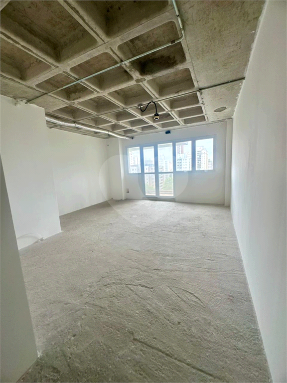 Sala Comercial à Venda ou locação no Bairro Pompéia – 40 m² com 1 Vaga de Garagem e sacada, 