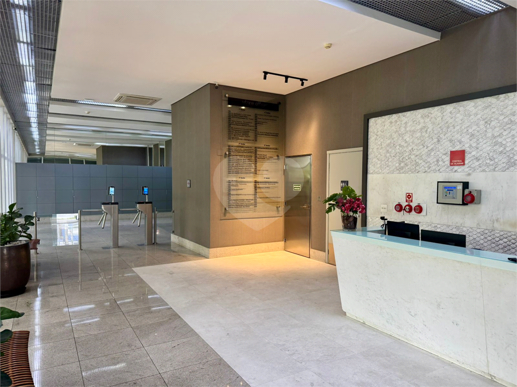 Sala Comercial à Venda ou locação no Bairro Pompéia – 40 m² com 1 Vaga de Garagem e sacada, 