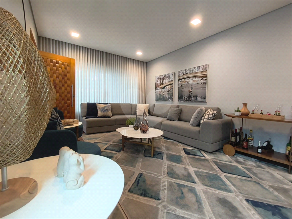 Sobrado 03 dormitórios, e churrasqueira 