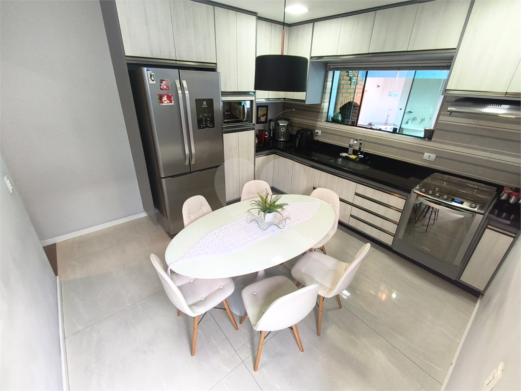 Sobrado 03 dormitórios, e churrasqueira 