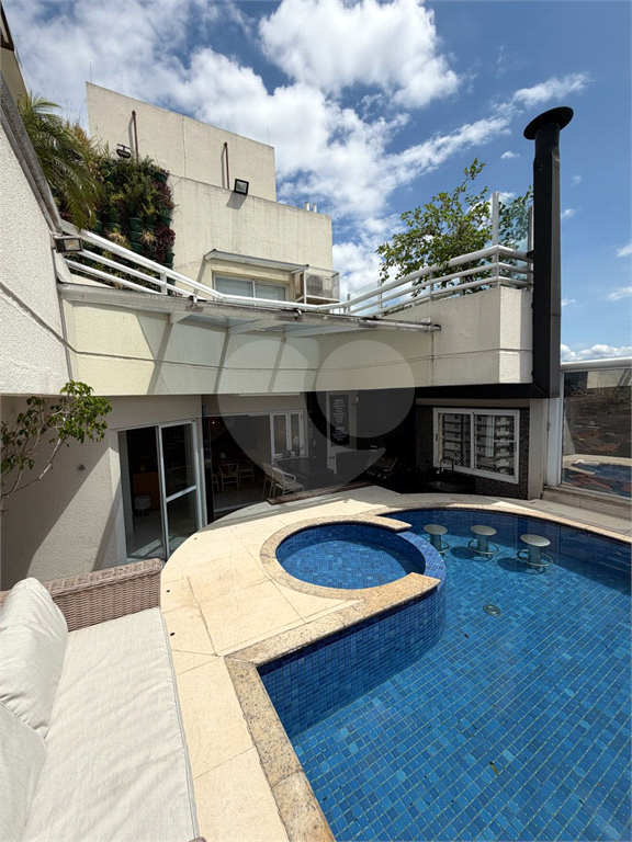 Cobertura triplex porteira fechada à venda na Santa Teresinha