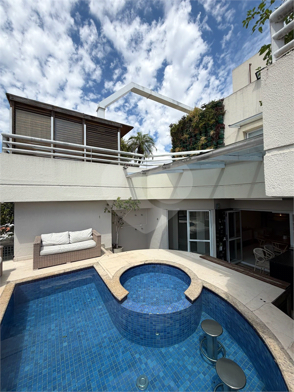 Cobertura triplex porteira fechada à venda na Santa Teresinha