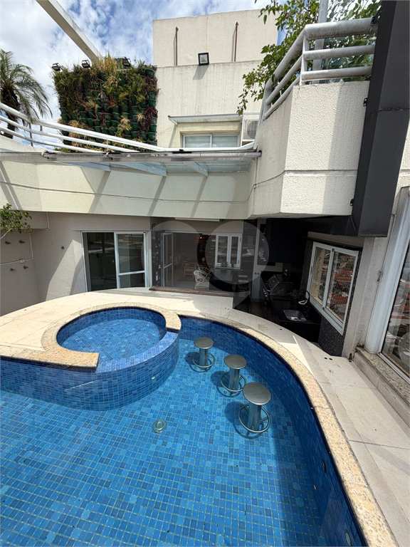 Cobertura triplex porteira fechada à venda na Santa Teresinha