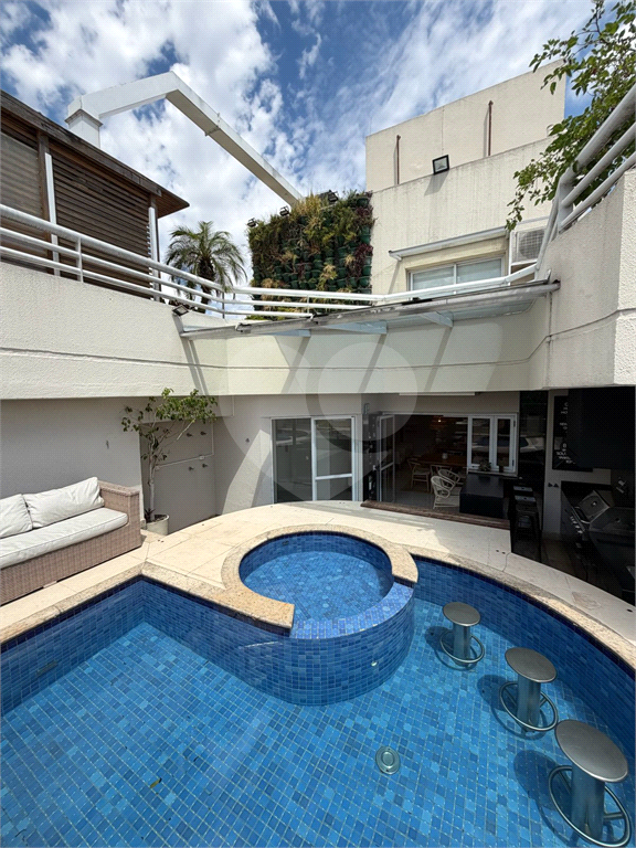 Cobertura triplex porteira fechada à venda na Santa Teresinha