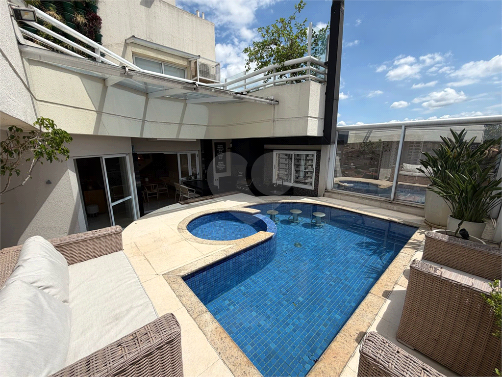 Cobertura triplex porteira fechada à venda na Santa Teresinha