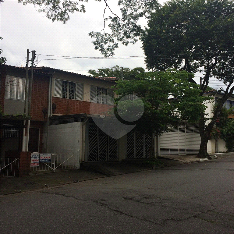 Sobrado a venda ou locação na Rua Barão de Jaceguai - Campo Belo com 2 dormitórios e 1 vaga