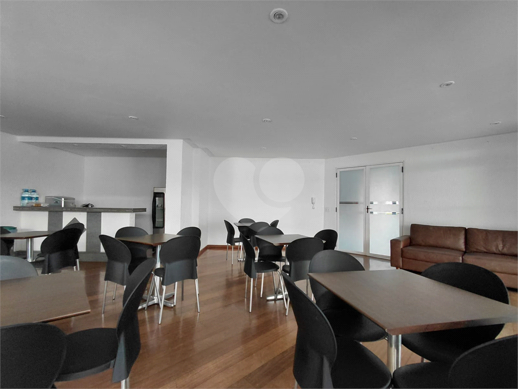 Imóvel 98m² reformado 3 quartos, sendo 1 suíte, varanda piscina e 2 vagas Pompéia