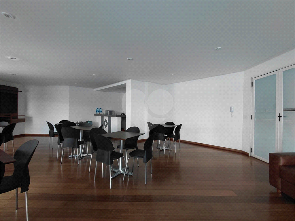 Imóvel 98m² reformado 3 quartos, sendo 1 suíte, varanda piscina e 2 vagas Pompéia