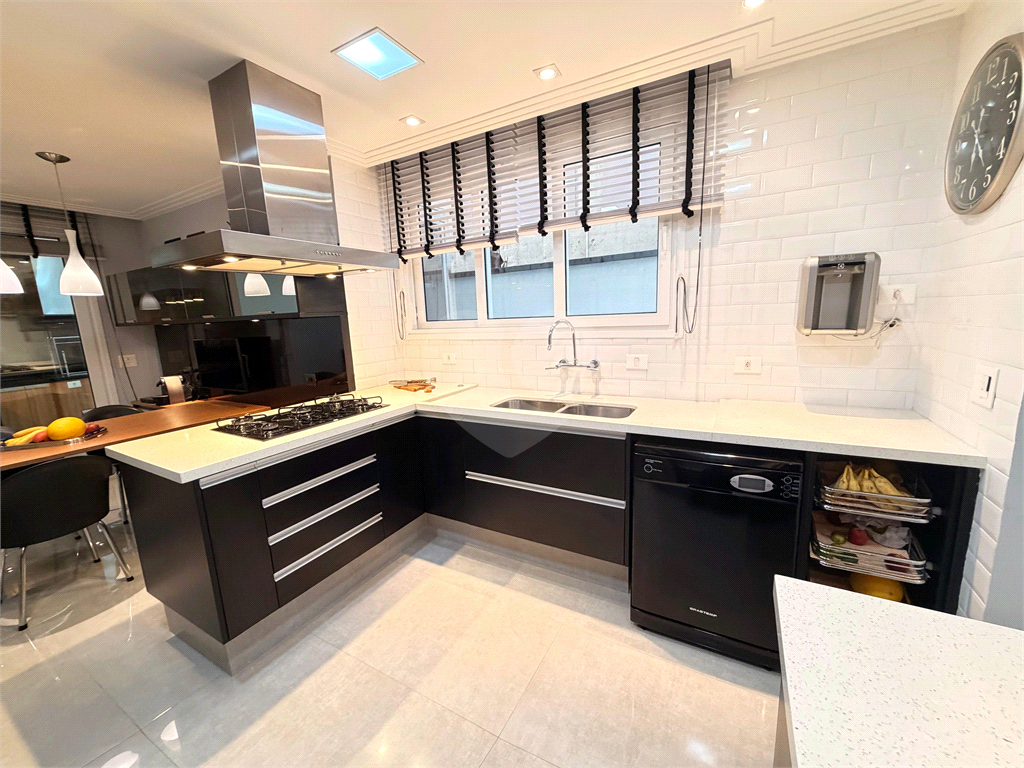 Casa - Condomínio - Alto Padrão