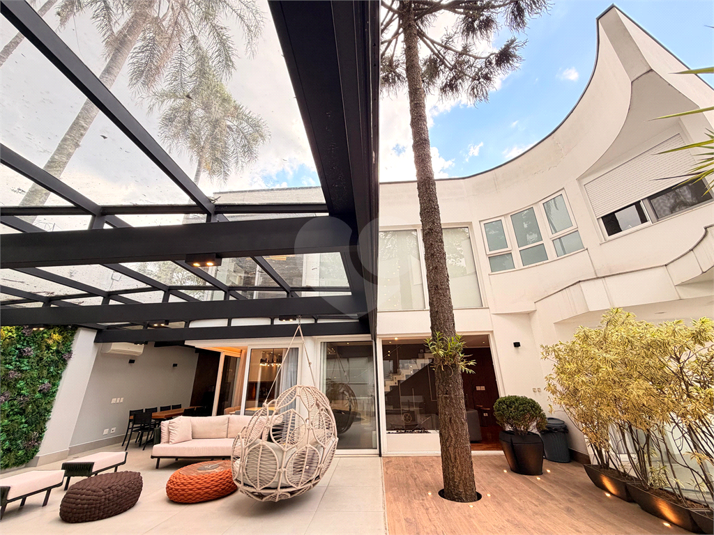 Casa - Condomínio - Alto Padrão