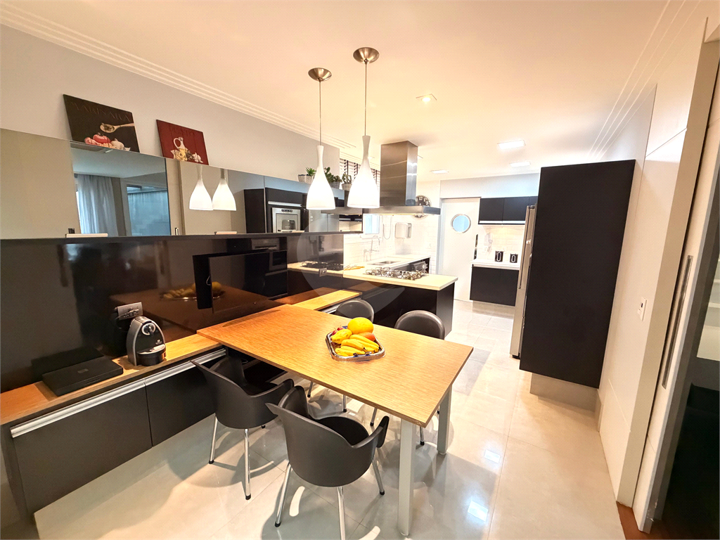 Casa - Condomínio - Alto Padrão