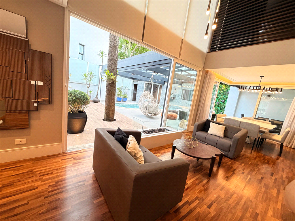 Casa - Condomínio - Alto Padrão