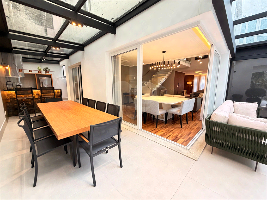 Casa - Condomínio - Alto Padrão