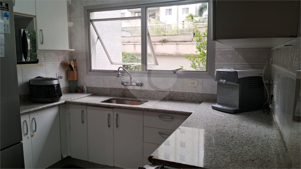 Apartamento a venda na Aclimação com 4 dormitórios e 2 vagas.