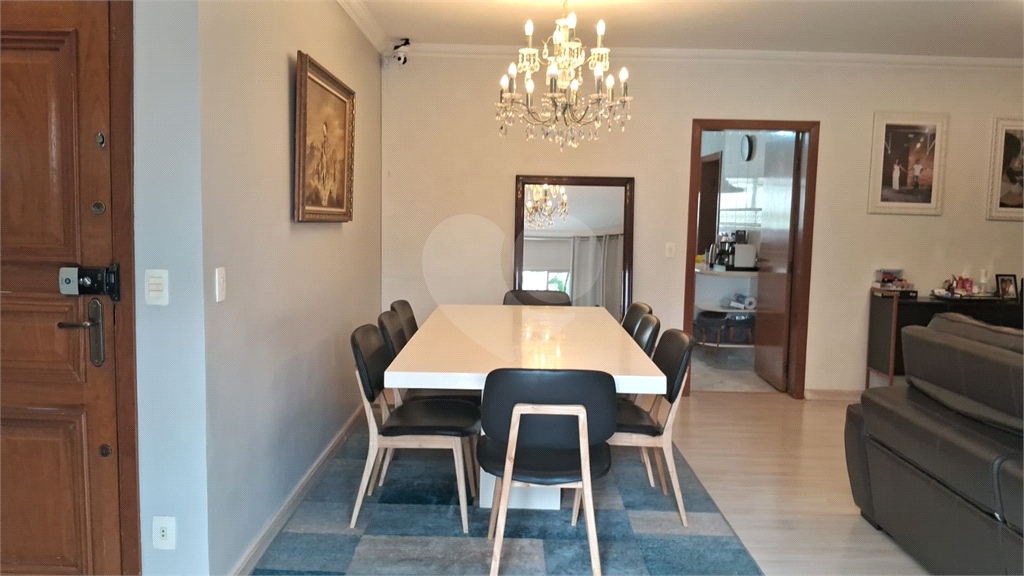 Apartamento a venda na Aclimação com 4 dormitórios e 2 vagas.