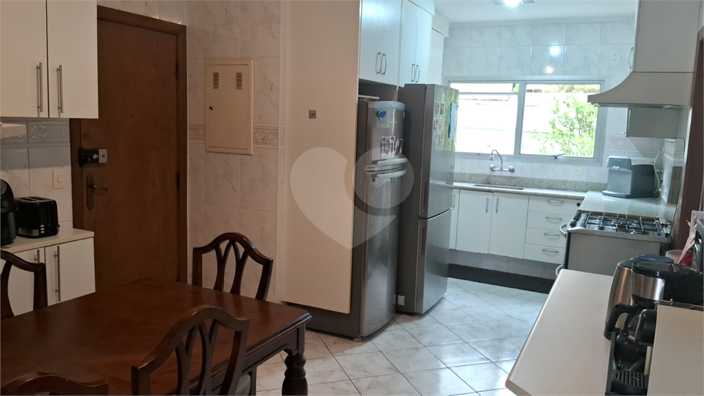 Apartamento a venda na Aclimação com 4 dormitórios e 2 vagas.