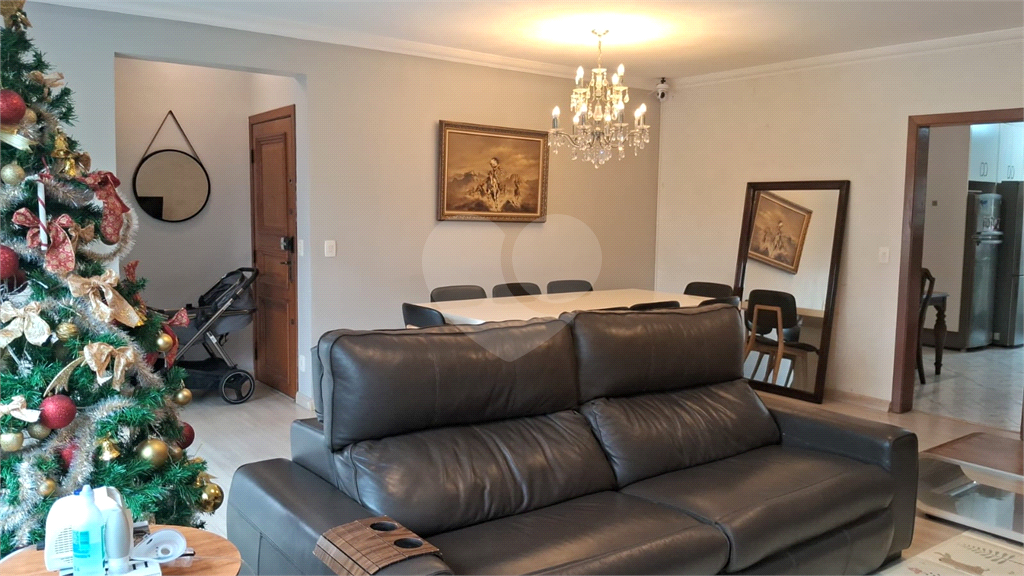 Apartamento a venda na Aclimação com 4 dormitórios e 2 vagas.