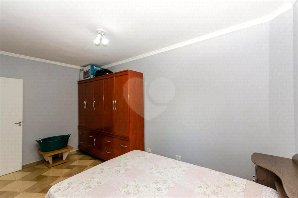 Esta espaçosa casa de 205 metros quadrados oferece um ambiente acolhedor e funcional para toda a família.