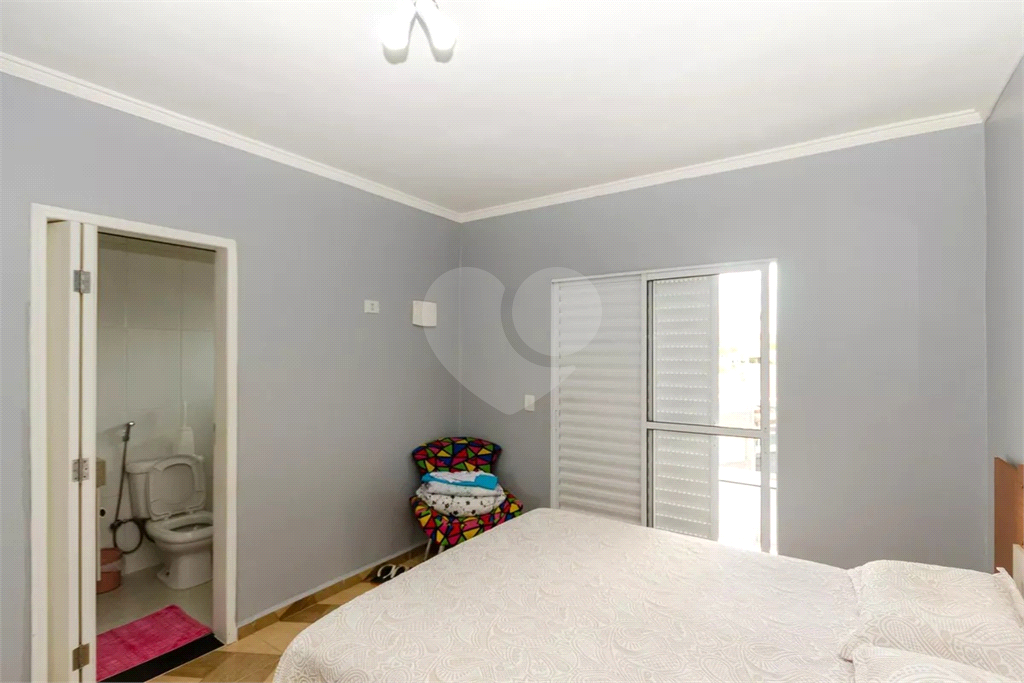 Esta espaçosa casa de 205 metros quadrados oferece um ambiente acolhedor e funcional para toda a família.