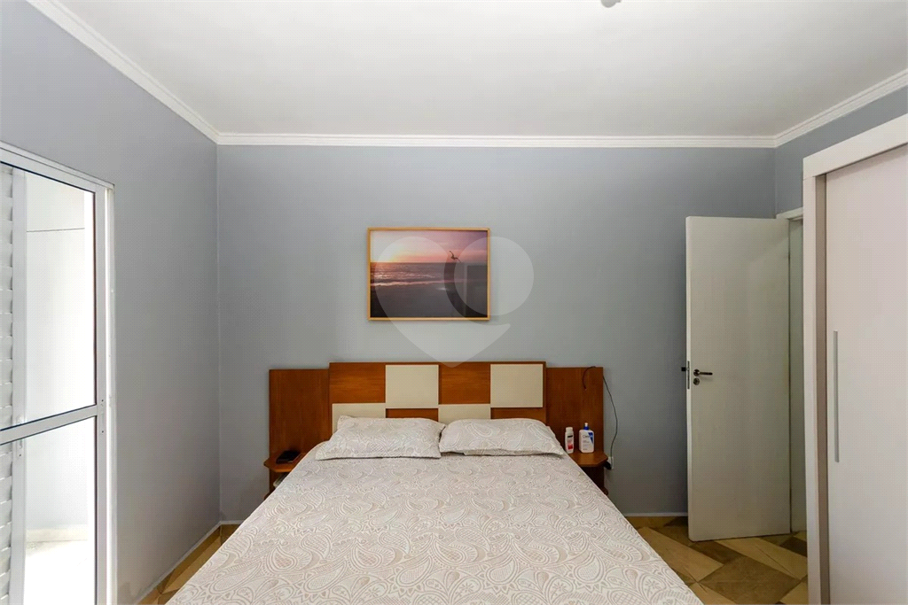 Esta espaçosa casa de 205 metros quadrados oferece um ambiente acolhedor e funcional para toda a família.