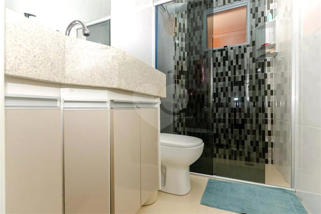 Esta espaçosa casa de 205 metros quadrados oferece um ambiente acolhedor e funcional para toda a família.