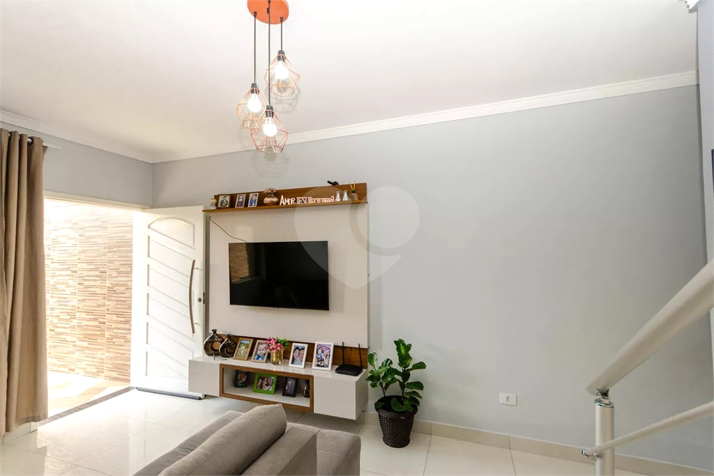 Esta espaçosa casa de 205 metros quadrados oferece um ambiente acolhedor e funcional para toda a família.