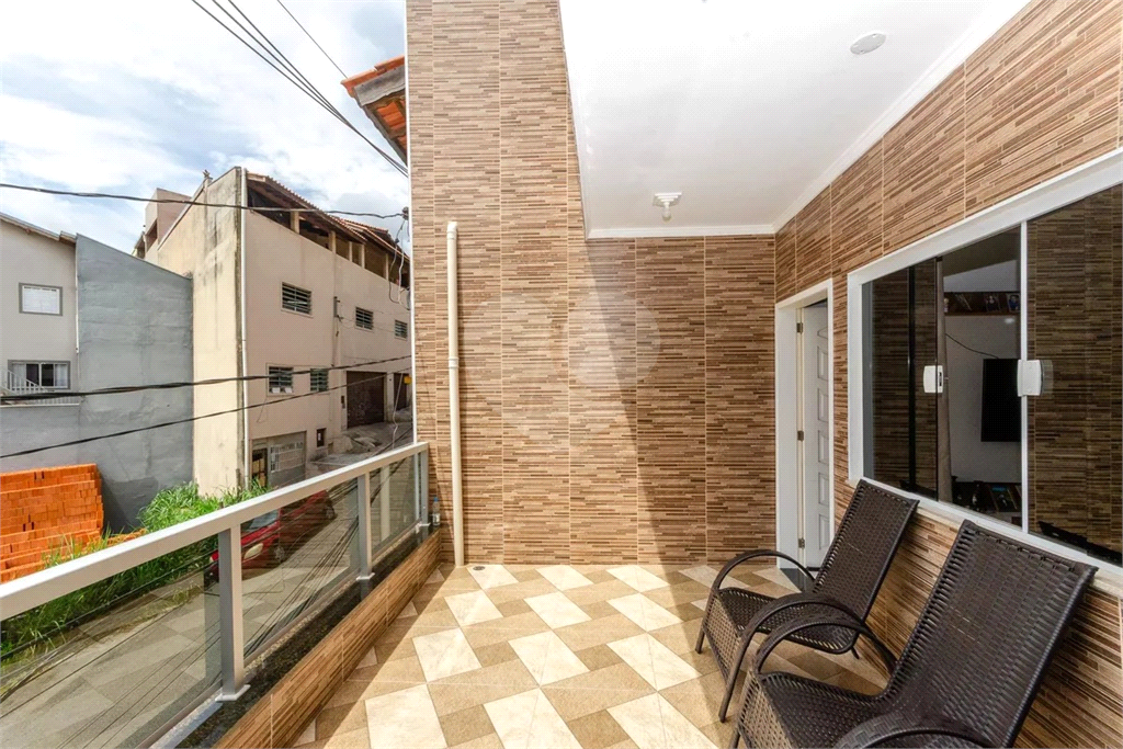 Esta espaçosa casa de 205 metros quadrados oferece um ambiente acolhedor e funcional para toda a família.