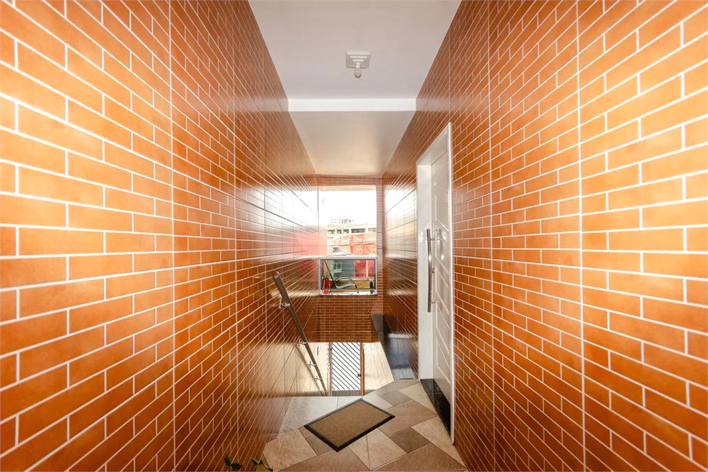 Esta espaçosa casa de 205 metros quadrados oferece um ambiente acolhedor e funcional para toda a família.