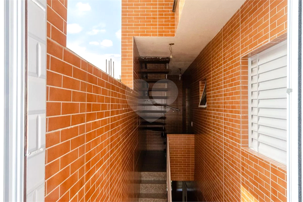 Esta espaçosa casa de 205 metros quadrados oferece um ambiente acolhedor e funcional para toda a família.