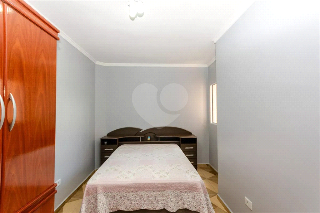 Esta espaçosa casa de 205 metros quadrados oferece um ambiente acolhedor e funcional para toda a família.