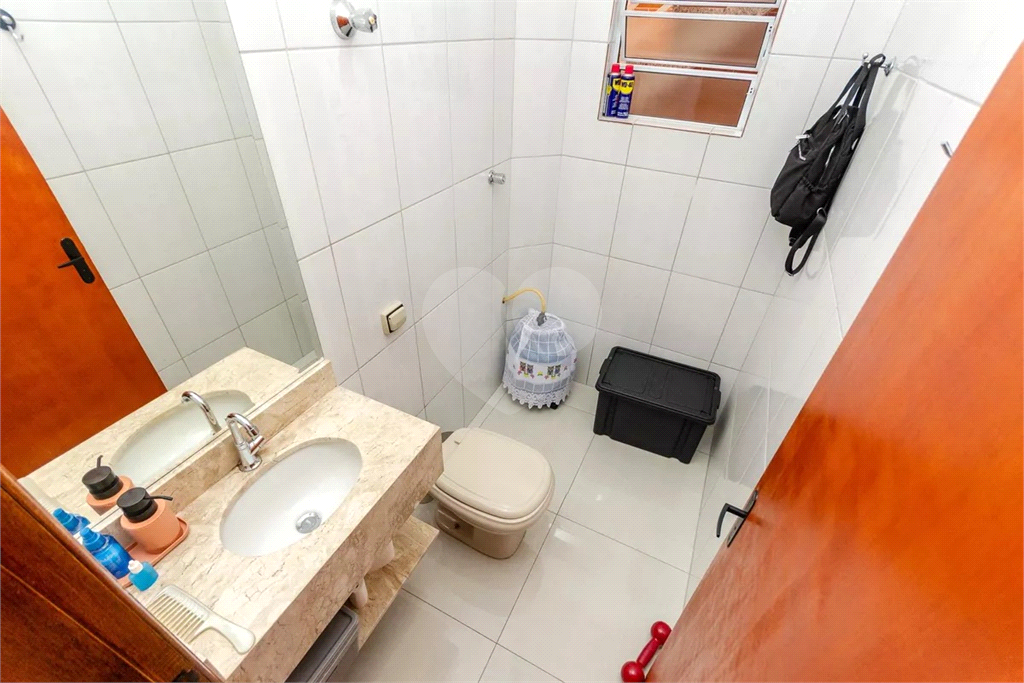 Esta espaçosa casa de 205 metros quadrados oferece um ambiente acolhedor e funcional para toda a família.