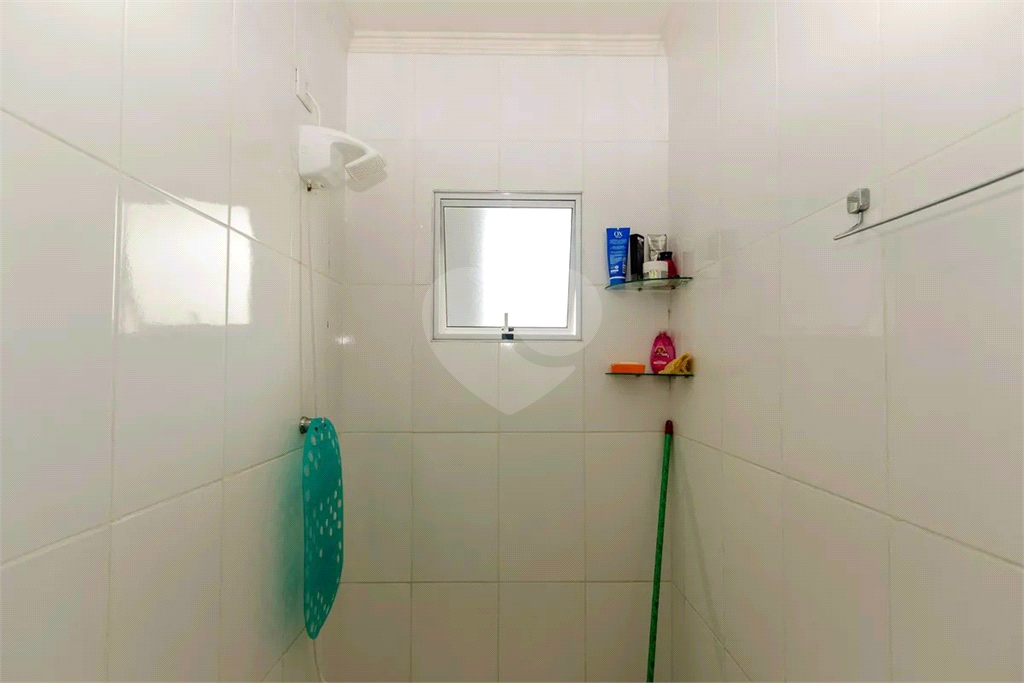 Esta espaçosa casa de 205 metros quadrados oferece um ambiente acolhedor e funcional para toda a família.