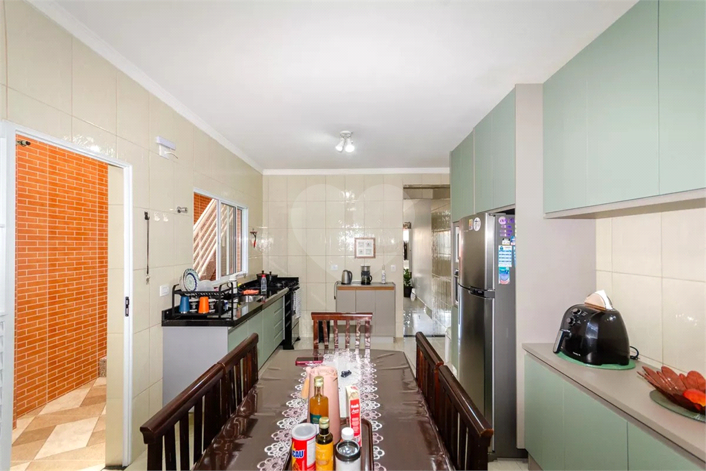 Esta espaçosa casa de 205 metros quadrados oferece um ambiente acolhedor e funcional para toda a família.