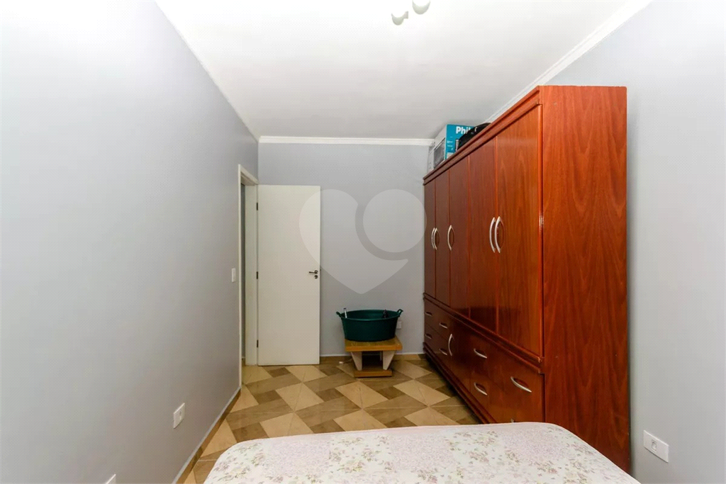 Esta espaçosa casa de 205 metros quadrados oferece um ambiente acolhedor e funcional para toda a família.