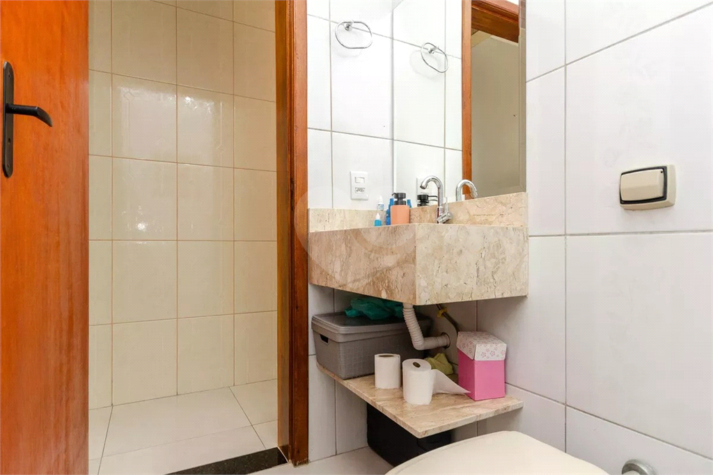 Esta espaçosa casa de 205 metros quadrados oferece um ambiente acolhedor e funcional para toda a família.