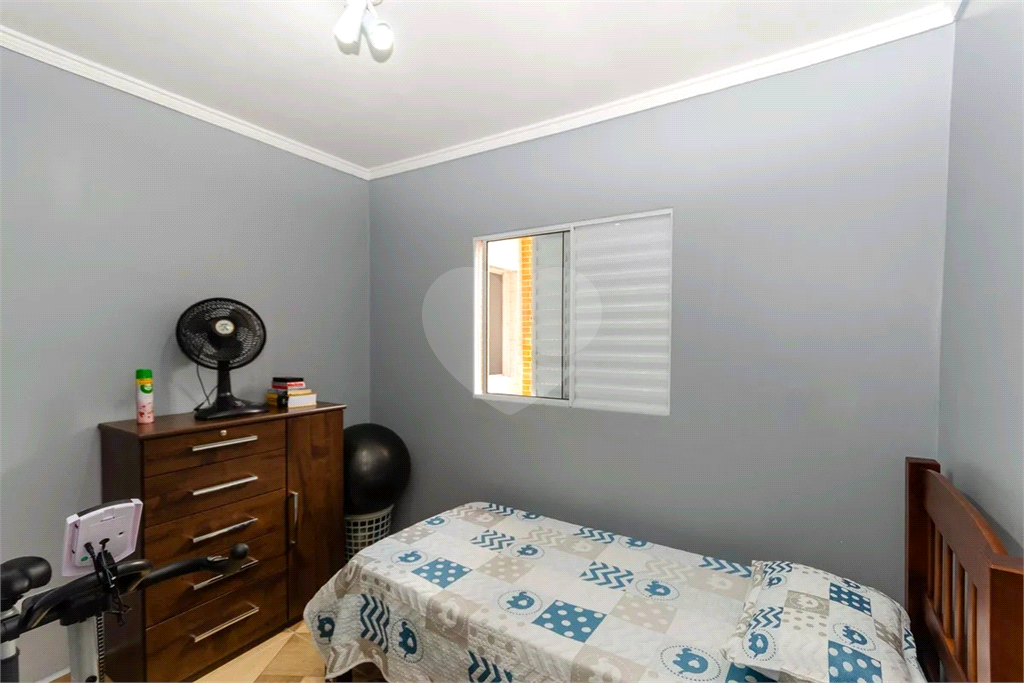 Esta espaçosa casa de 205 metros quadrados oferece um ambiente acolhedor e funcional para toda a família.