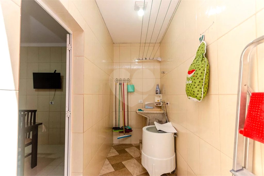 Esta espaçosa casa de 205 metros quadrados oferece um ambiente acolhedor e funcional para toda a família.