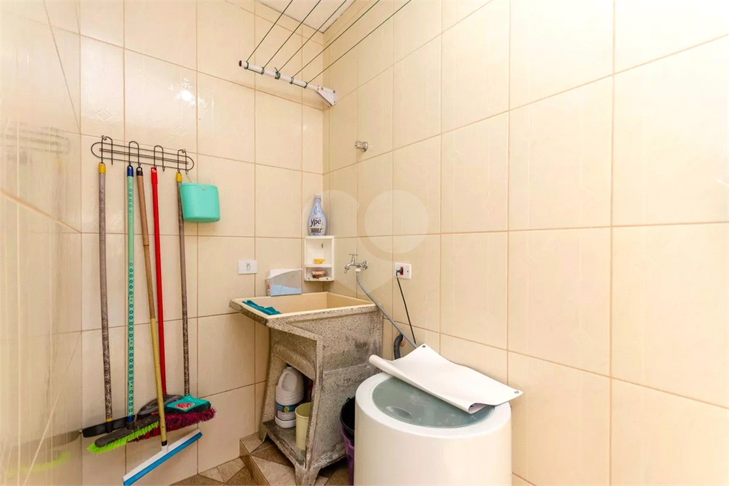 Esta espaçosa casa de 205 metros quadrados oferece um ambiente acolhedor e funcional para toda a família.