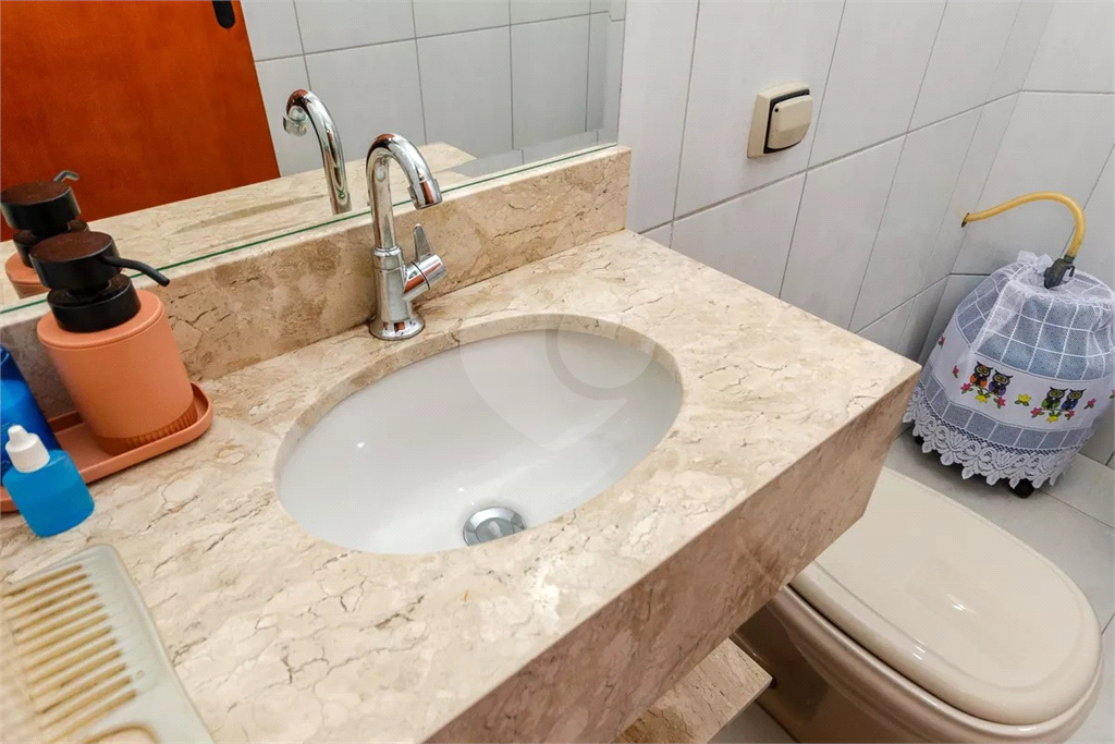 Esta espaçosa casa de 205 metros quadrados oferece um ambiente acolhedor e funcional para toda a família.