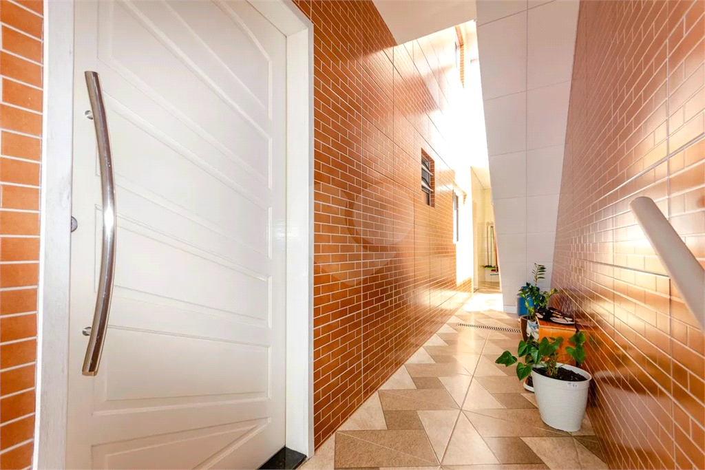 Esta espaçosa casa de 205 metros quadrados oferece um ambiente acolhedor e funcional para toda a família.