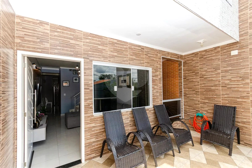 Esta espaçosa casa de 205 metros quadrados oferece um ambiente acolhedor e funcional para toda a família.