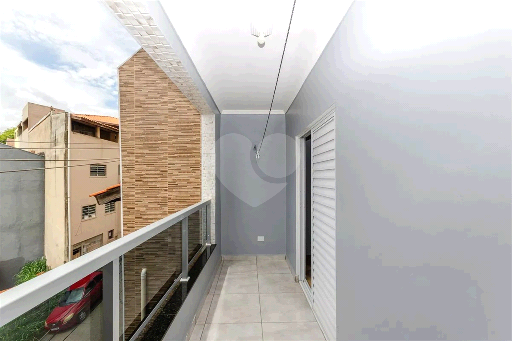 Esta espaçosa casa de 205 metros quadrados oferece um ambiente acolhedor e funcional para toda a família.