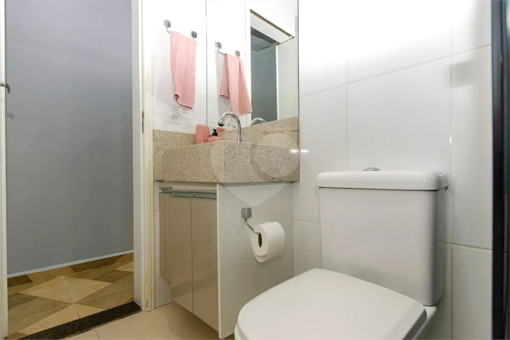 Esta espaçosa casa de 205 metros quadrados oferece um ambiente acolhedor e funcional para toda a família.