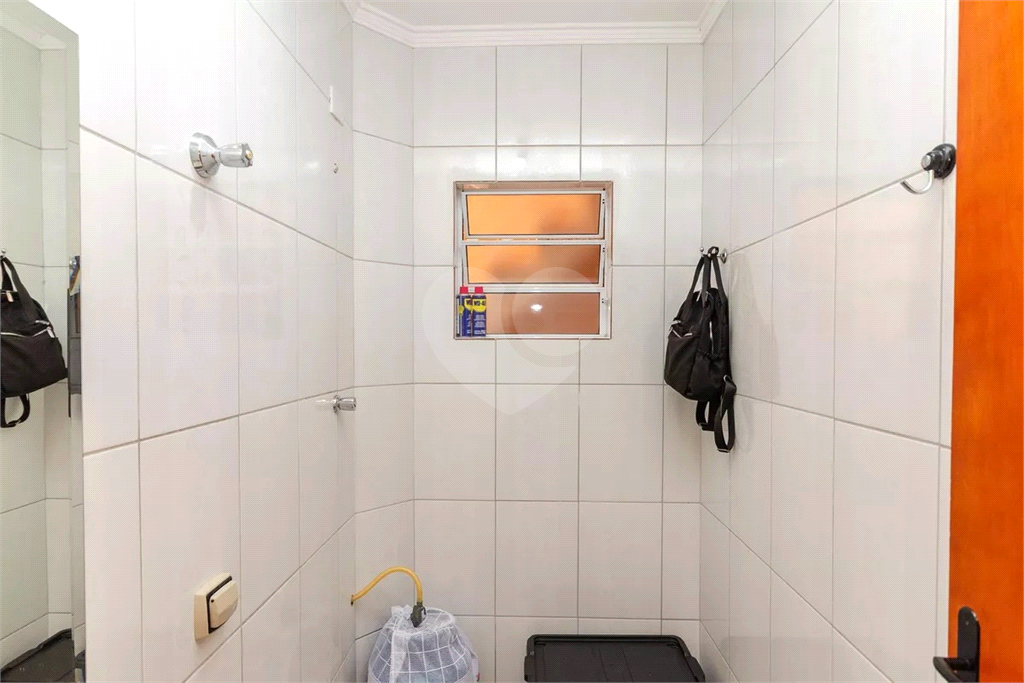 Esta espaçosa casa de 205 metros quadrados oferece um ambiente acolhedor e funcional para toda a família.