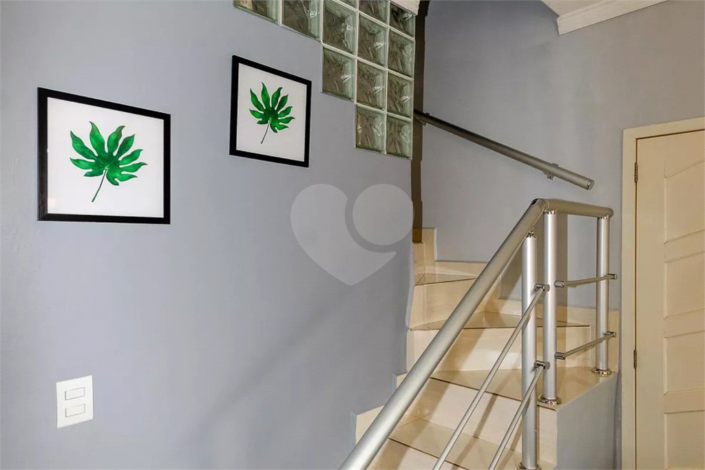 Esta espaçosa casa de 205 metros quadrados oferece um ambiente acolhedor e funcional para toda a família.