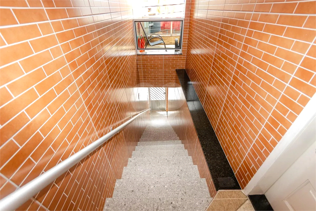 Esta espaçosa casa de 205 metros quadrados oferece um ambiente acolhedor e funcional para toda a família.