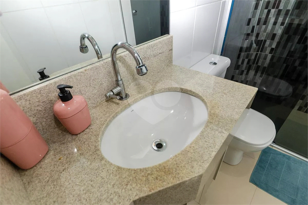 Esta espaçosa casa de 205 metros quadrados oferece um ambiente acolhedor e funcional para toda a família.